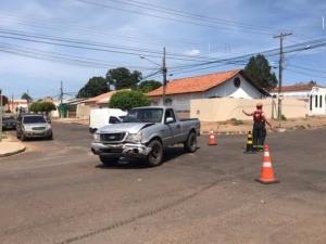 Condutora não respeita o PARE e provoca acidente envolvendo 4 veículos (Foto: Danielle Matos)