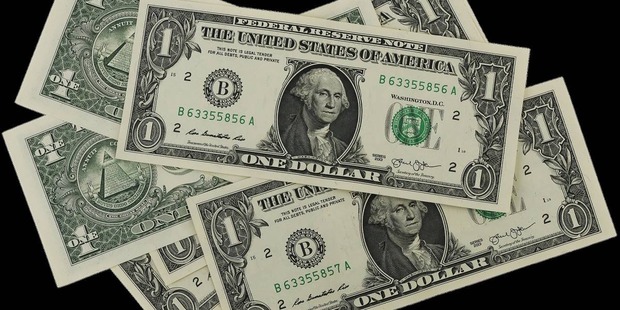Dólar fecha em alta antes de reuniões de política monetária e de tarifas dos EUA Dólar fecha em alta antes de reuniões de política monetária e de tarifas dos EUA