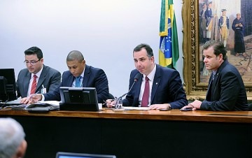 Comissão aprova PEC que permite entidade municipalista de propor ADI e ADC no Supremo