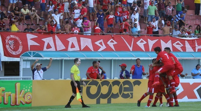 Comercial derrota o Costa Rica pelo placar mínimo no Morenão; Cena está rebaixado Foto: Franz Mendes
