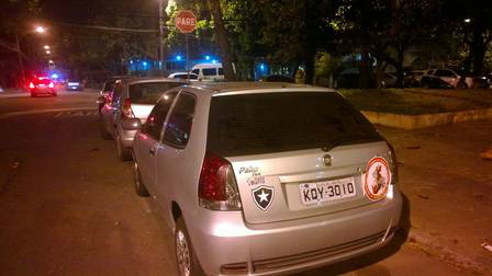 O Fiat Palio do advogado, que estava estacionado na orla da Barra da Tijuca Foto: Marcos Nunes
