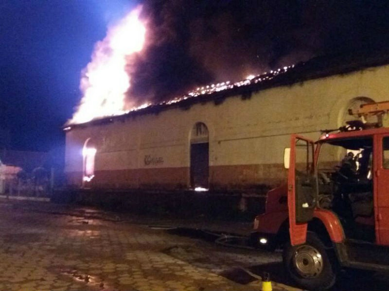 Prédio ficou parcialmente destuído por fogo que durou mais de uma hora - Foto: Divulgação/Whatsapp