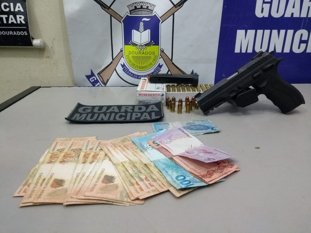 Homem é preso em ônibus com 62 munições e pistola