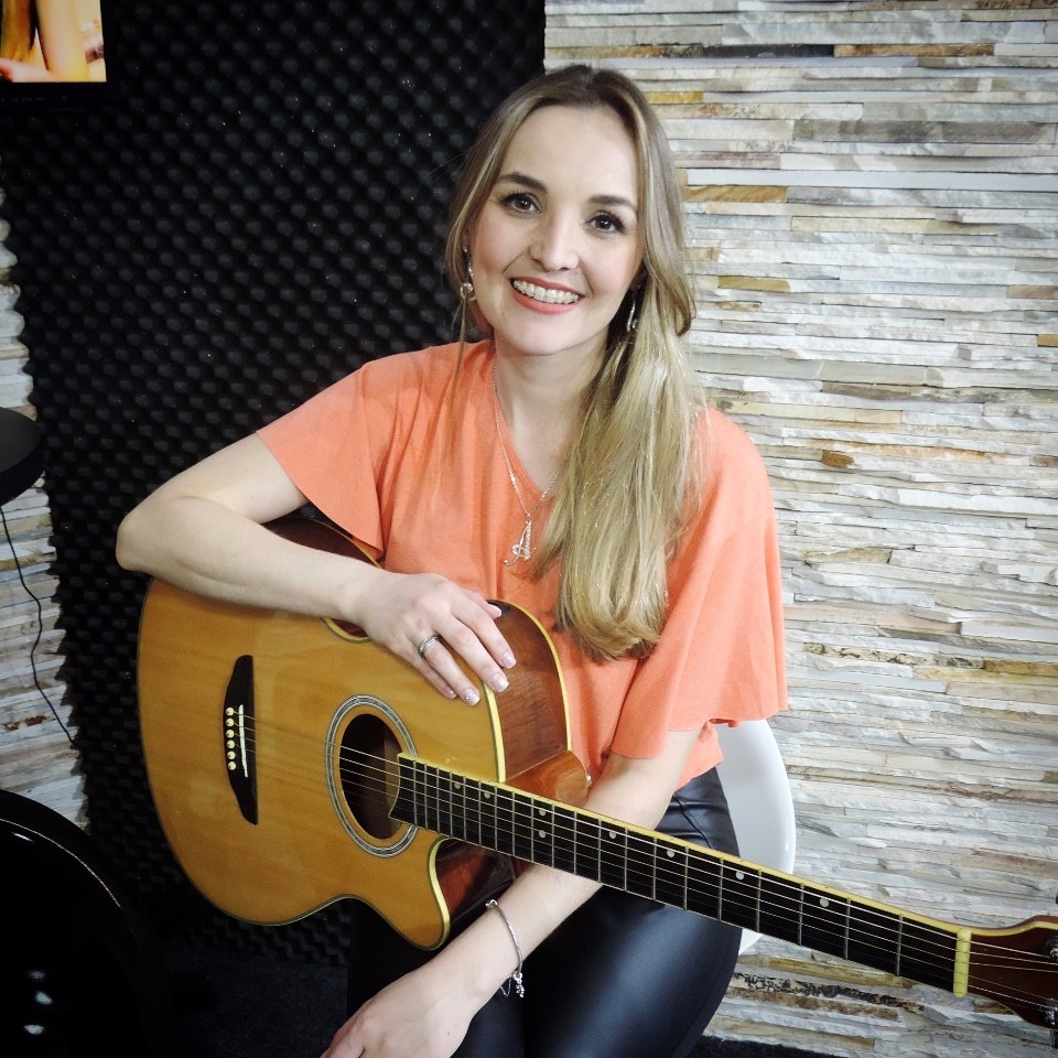 No Paraná, cantora de MS divulga música de trabalho nas rádios Divulgação