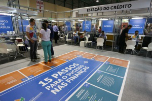 Bancos fazem plantão na Feira para tirar dúvidas 
(Foto: Marcelo Victor)