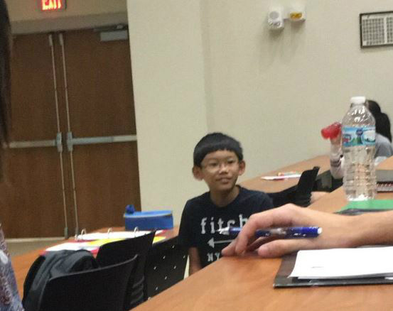 Menino de 11 anos é visto estudando em uma universidade e causa frisson na internet Menino de 11 anos é visto estudando em uma universidade e causa frisson na internet