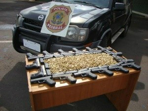 Ação conjunta resulta na apreensão de armas e munições em fundo falso de veículo Armas e munições apreendidas durante ação conjunta entre policiai federais e patrulheiros rodoviários, na ponte Airton Senna, que liga os estado de Mato Grosso do Sul e o Paraná.