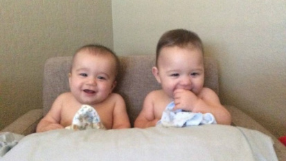 Os bebês Silas e Eli morreram afogados num canal nos Estados Unidos Foto: Reprodução/ Facebook/ Alexis Keslar