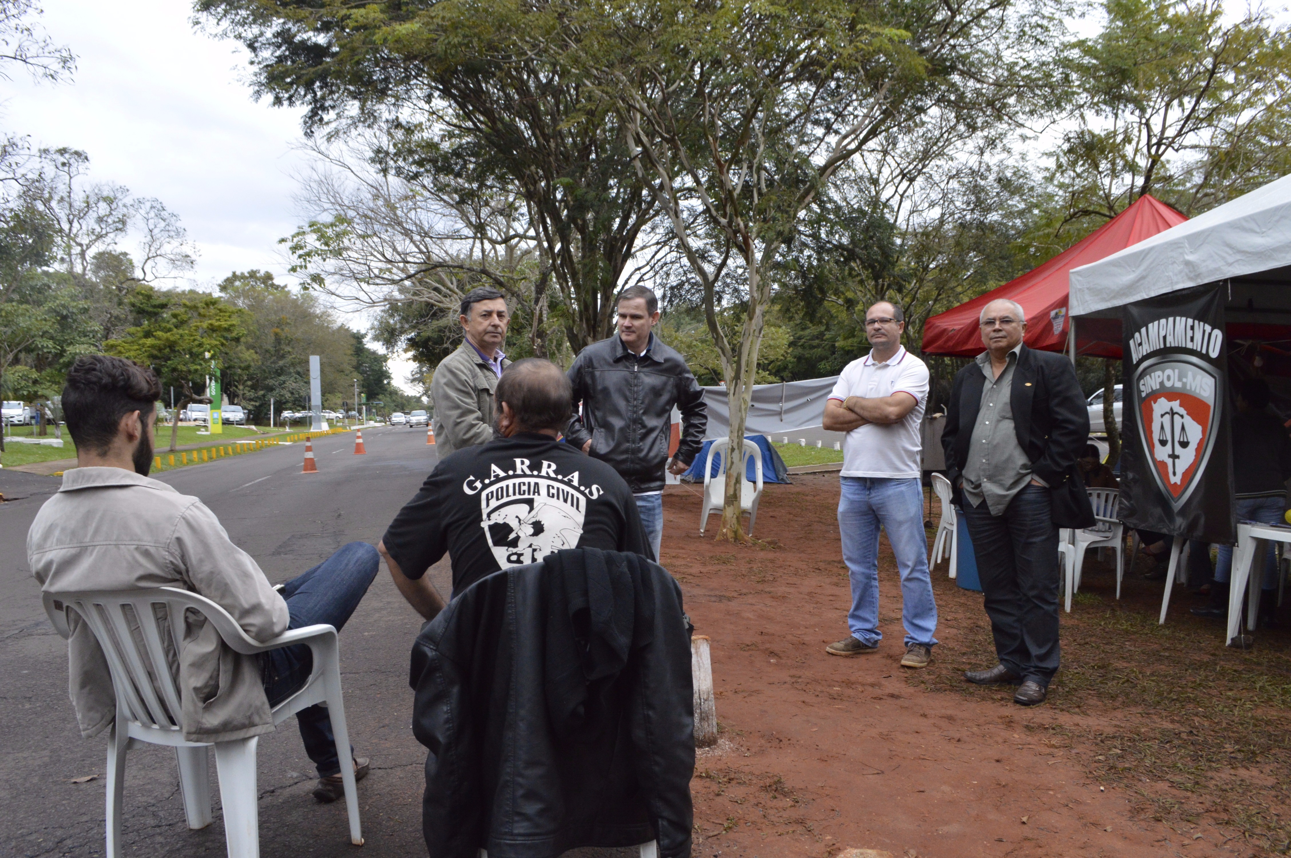 Policiais acampados em frente a governadoria recebem apoio Policiais acampados em frente a governadoria recebem apoio