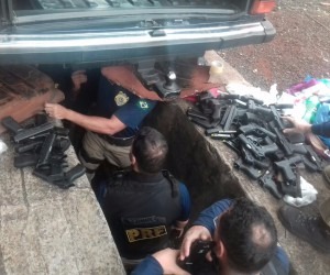 No Paraná, PRF apreende 56 pistolas escondidas em veículo PRF/Divulgação