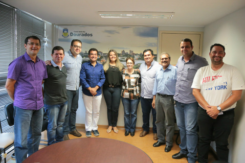 Durante sua passagem pela Casa de Leis Tereza ressaltou a importância de se relacionar com o Poder Legislativo douradense. (Foto: Éder Gonçalves).