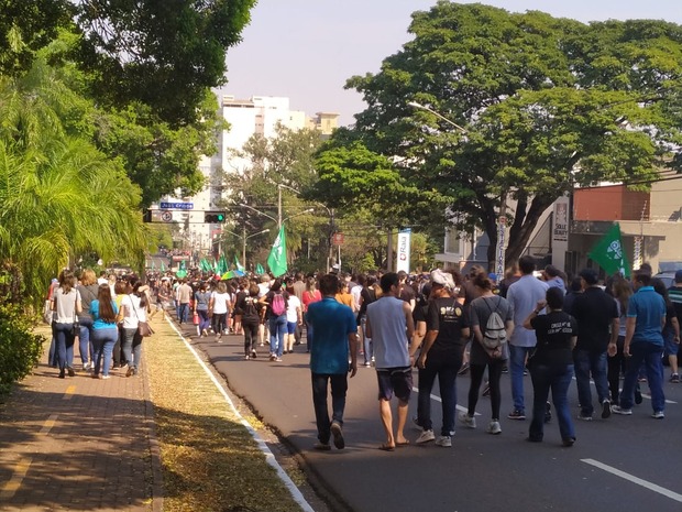 Trabalhadores da educação protestam contra cortes (Correio do Estado)