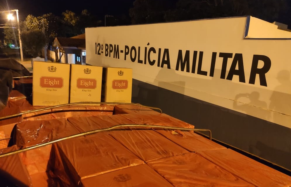 PM apreende caminhão com 400 caixas de cigarros contrabandeados Divulgação