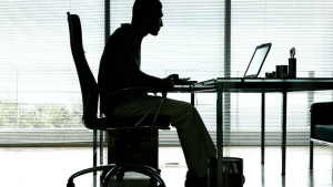 Ficar sentado por mais de três horas põe a vida em risco Ficar sentado por mais de três horas põe a vida em risco