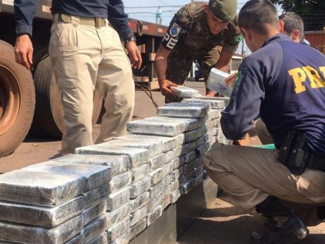 PRF aprende 223 kg de cocaína escondida em caminhão munck