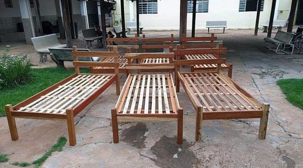 Camas foram produzidas com madeiras apreendidas (Foto: Agepen/Divulgação)