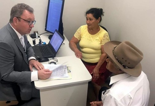 Carreta da Justiça oficializa união de casal junto há 46 anos