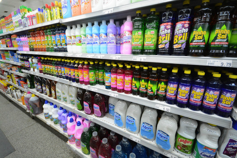 Maior variedade de produtos e preços diferenciados são saída para empresários manterem as vendas - Foto: Gerson Oliveira / Correio do Estado