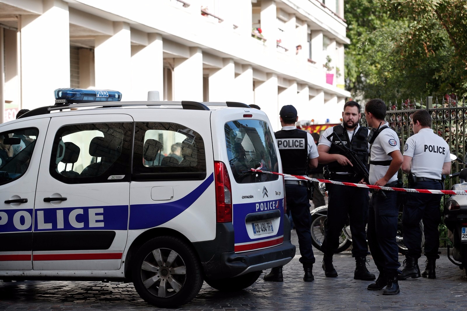 Carro atropela militares de patrulha antiterrorista na França Local da ocorrência é isolado por forças de segurança, nesta quarta-feira (9) (Foto: Benoit Tessier/Reuters)