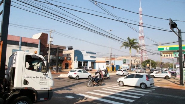 Agetran inicia instalação de semáforos que facilitarão a travessia na avenida Zahran Agetran inicia instalação de semáforos que facilitarão a travessia na avenida Zahran
