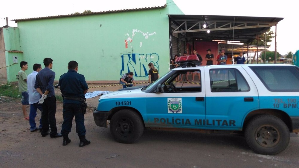 Vítima foi morta na calçada da tabacaria; polícia isolou o local (Foto: Osvaldo Nóbrega/TV Morena/Arquivo)