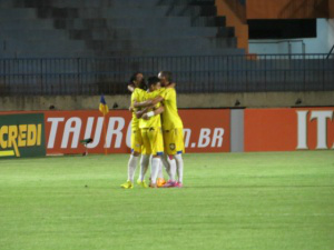 Jogadores comemoram gol de Marcelo Tevez no primeiro compromisso em Dourados - Foto: Adriano Moretto