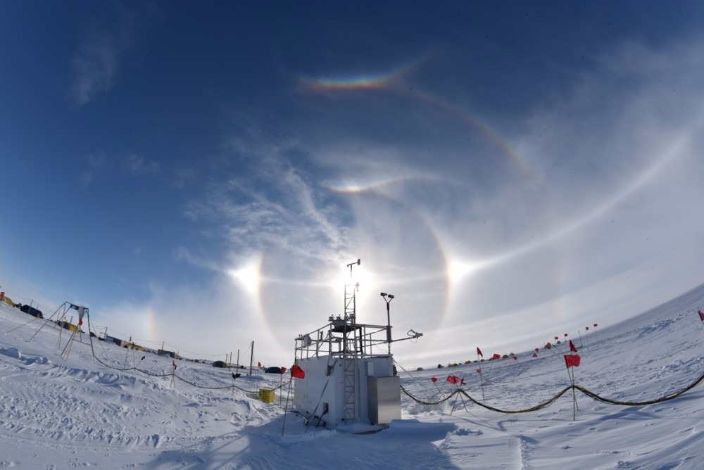 Instrumentos de campo instalados na Antártica Ocidental (Foto: Colin Jenkinson, Australian Bureau of Meteorology)
