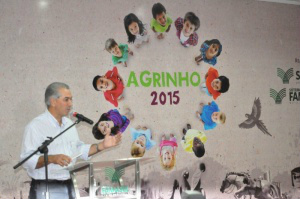 Senar lança programa para atender 64 mil alunos sul-mato-grossenses em 2015 Governador Reinaldo Azambuja (PSDB) participou do lançamento do projeto Agrinho (Foto: Marcelo Calazans)