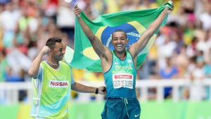 Dono do 1º ouro é de MS e teve na irmã a inspiração Ricardo Costa saltou 6.52 metros e ficou com o ouro na categoria T11, para cegos - Foto: Getty Images