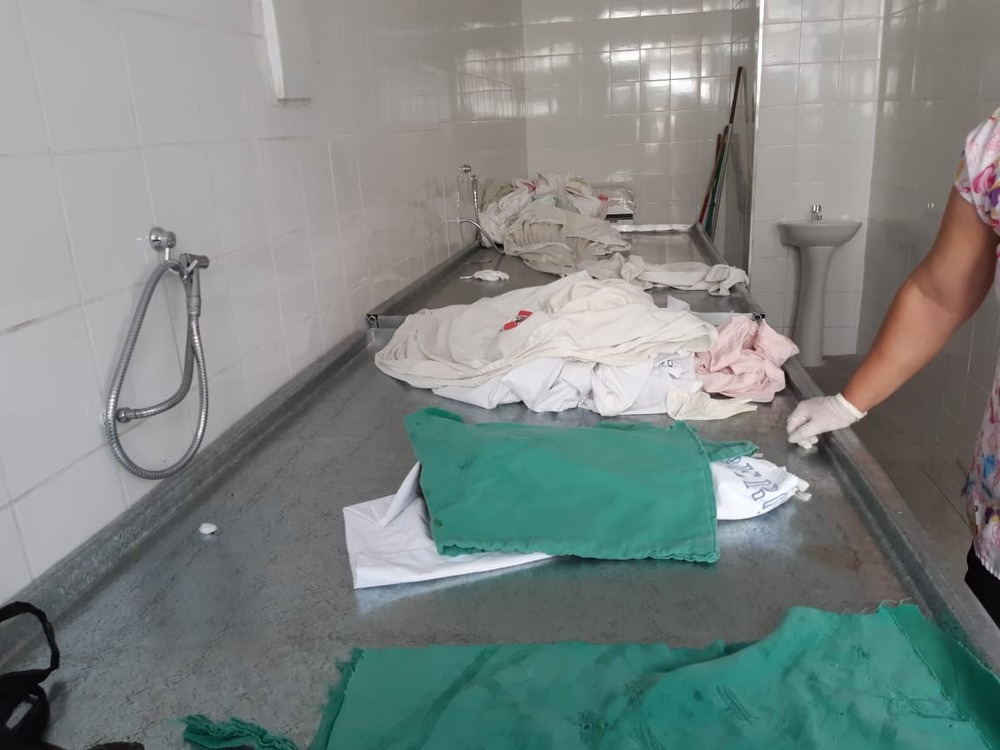 Bebê estava no necrotério, envolto em lençóis sujos e com formigas pelo corpo. G1/MS