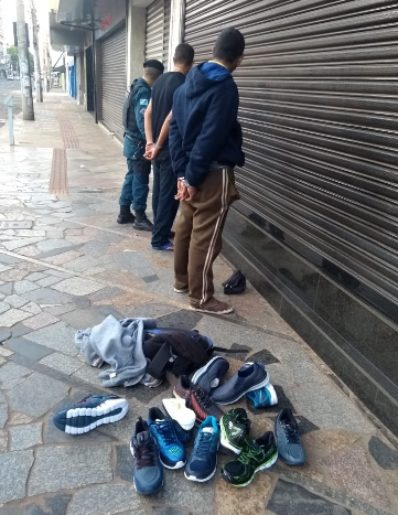 Ladrões são presos após quebram porta da loja de calçados e furtarem pares de tênis