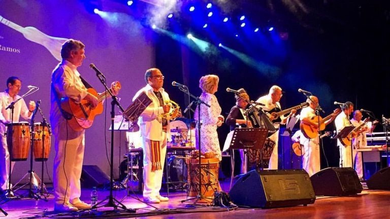 Delinha e Grupo Acaba se apresentam no Reviva Cultura