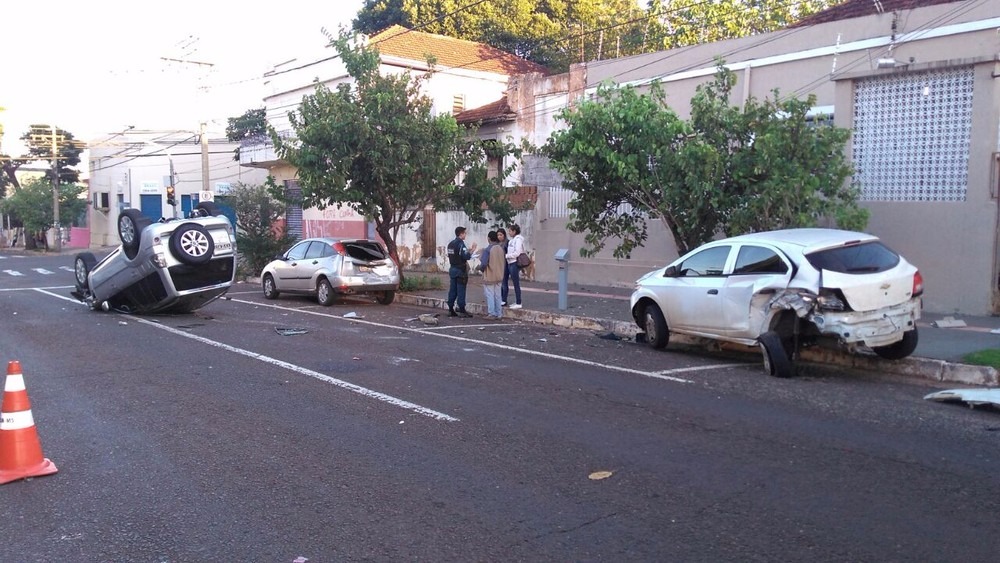 Carro bateu em dois parados e depois capotou (Foto: Osvaldo Nóbrega)