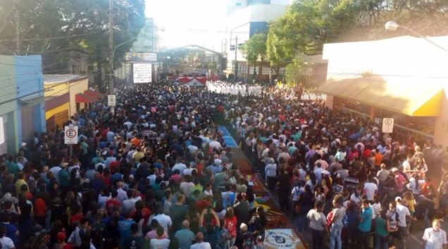 Fiéis reunidos para missa de Corpus Christi na rua 14 de Julho (Foto: Juliene Katayama)