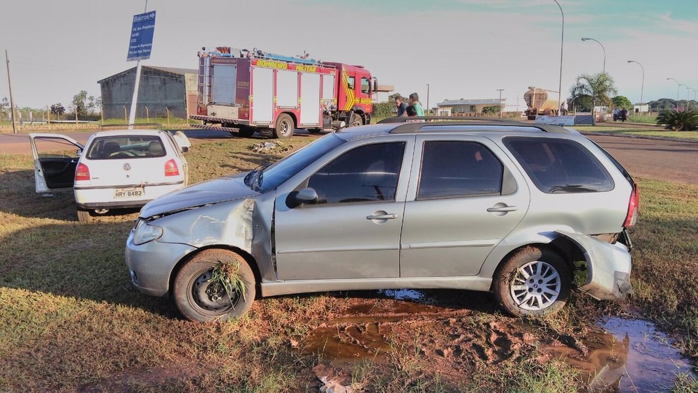 Mulher fica ferida após carro bater na traseira de outro veículo em rodovia Carro que seguia na frente teria freado para passar em radar (Foto: Emerson Arce)