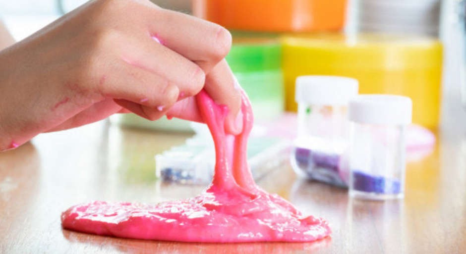 Slimes com bórax têm comercialização proibida em MS Substância pode causar intoxicação ao ser manipulada pelas crianças durante brincadeira