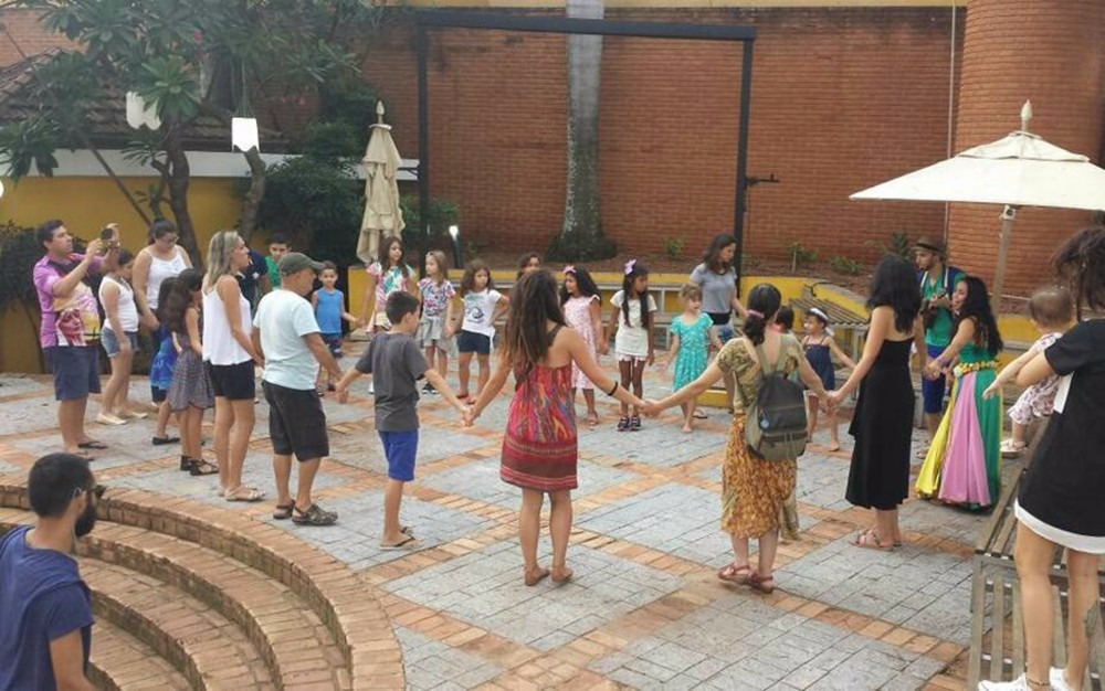 A criança deve estar acompanhada pelo responsável para participar da oficina (Foto: Sesc Morada dos Baís/Divulgação)