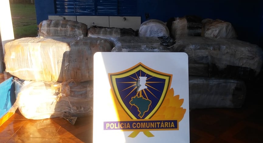 PM apreende vários fardos de mercadorias contrabandeadas em ônibus