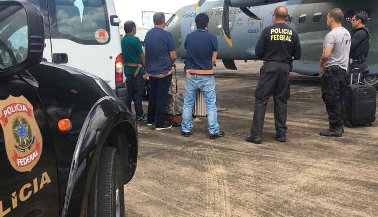Os presos saindo do Aeroporto de Maceió em direção a Dourados. PF/Divulgação