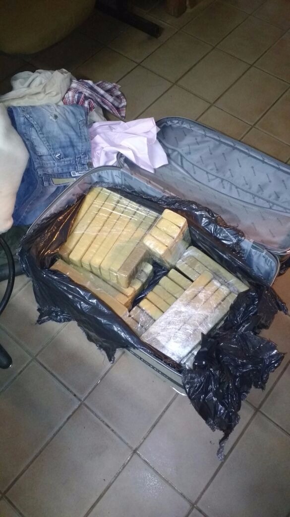 Droga localizada em ponto de apoio de embarque de empresa de ônibus interestadual.