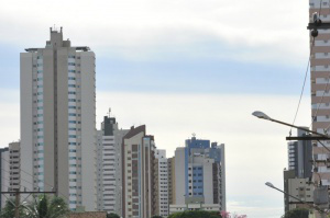 Dia começa com tempo nublado em Campo Grande. (Foto: Alcides Neto)