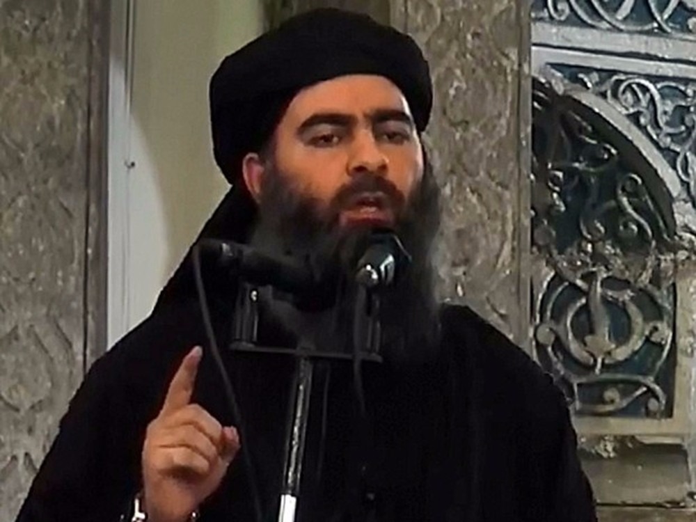 Abu Bakr al-Baghdadi, líder do Estado Islâmico, durante sermão em uma mesquita de Mosul, no Iraque. A imagem foi retirada de um vídeo divulgado em julho de 2014 (Foto: Al-Furqan Media/Anadolu Agency/AFP/Arquivo)