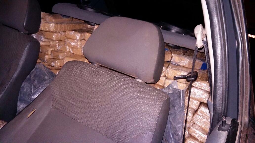 O carro estava lotado no seu interior com 478 tabletes de maconha.