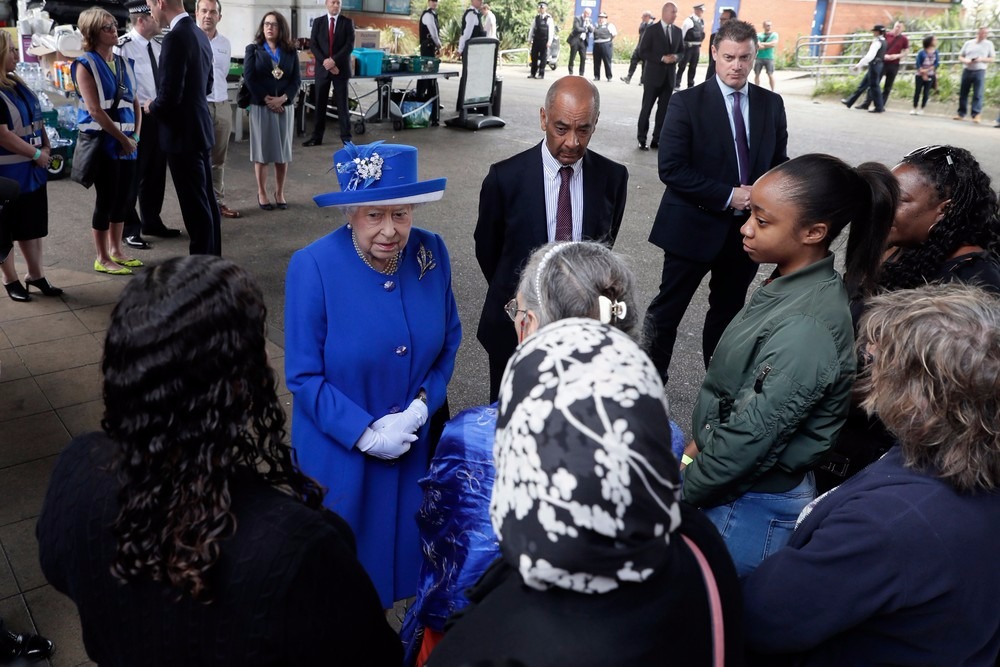 Rainha Elizabeth II visita centro que acolhe vítimas do incêndio na Grenfell Tower, nesta sexta-feira (16) (Foto: Tim Ireland/ AP)