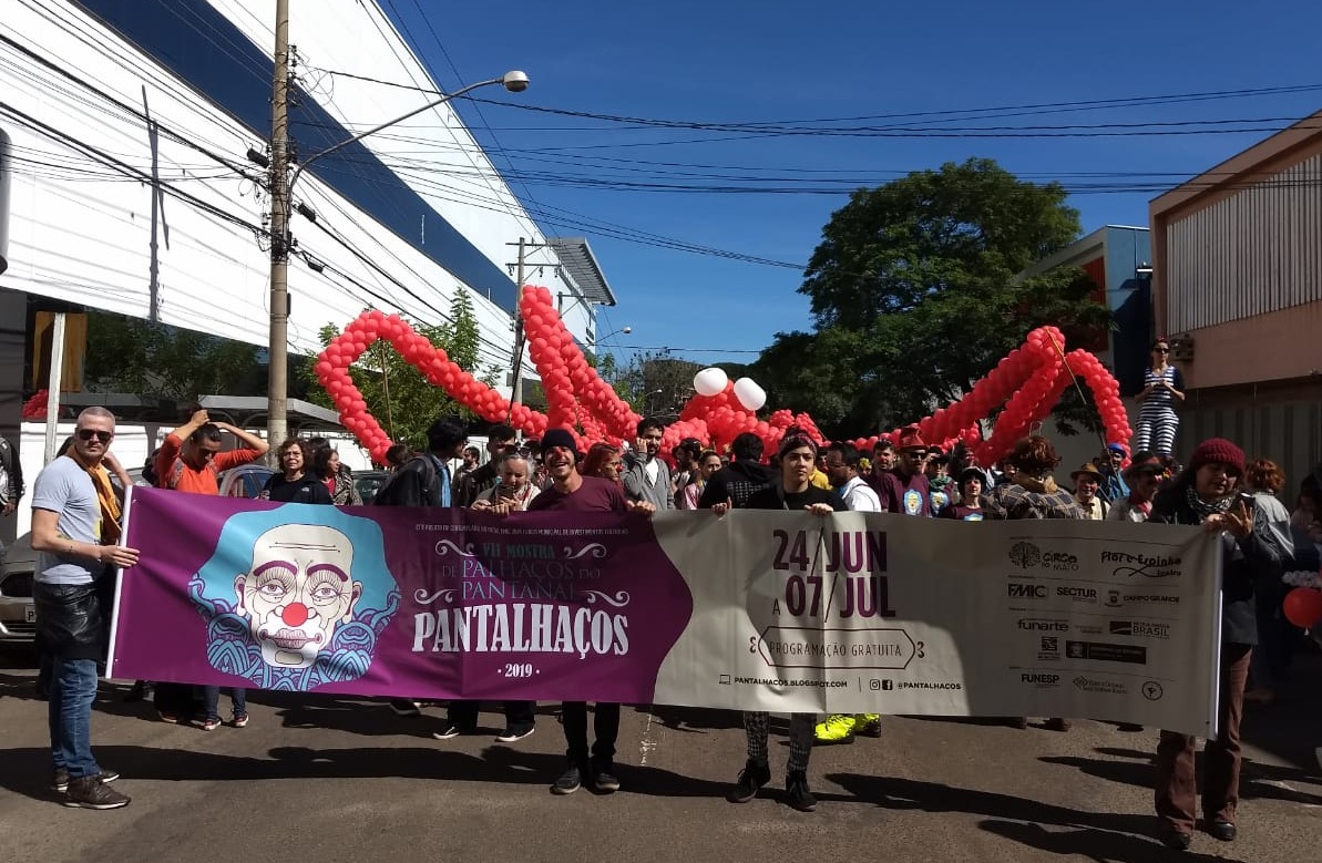 Palhasseata percorre ruas do centro com polvo gigante de 3 mil balões Lucas Arruda