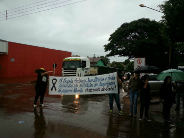 Manifestantes caminharam em ato por anel viário (Foto: Osvaldo Duarte)