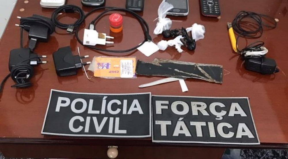 Celulares, carregadores e chips apreendidos na Delegacia de Fátima do Sul (Foto: Polícia Militar/Divulgação)