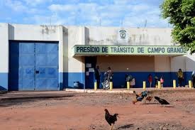 Mulher tenta entrar em presídio com carregador e 20 chips nas partes íntimas