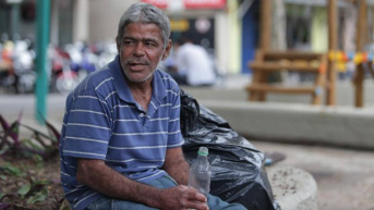 Médica que teve carteira devolvida por morador de rua agradeceu com flores Jorge Celestino, morador de rua, encontrou carteira de médica e se preocupou em devolver à dona Foto: Márcio Alves