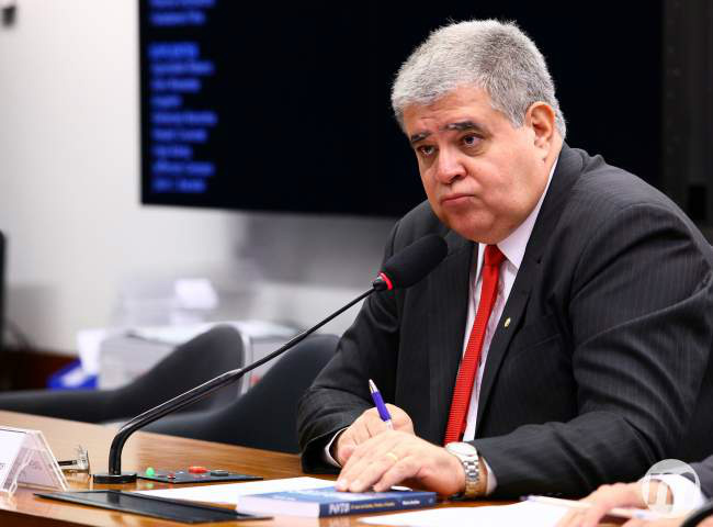 Liderados por Marun, confira os 10 deputados contrários à cassação de Cunha Carlos Marun (PMDB-MS) foi um dos deputados que votou contra a cassação de Cunha (Agência Brasil)